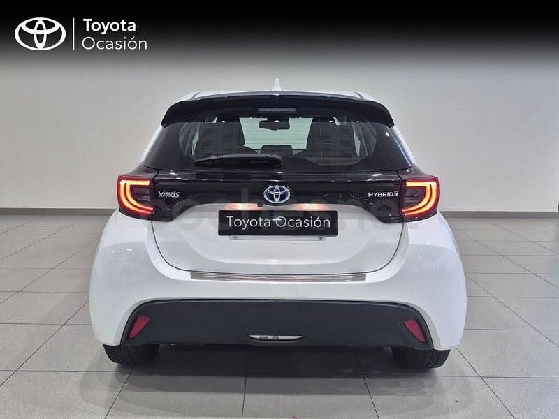 Usado Toyota Yaris Hybrid Active 116 CV (85 kW) 2023 Blanco Berlina