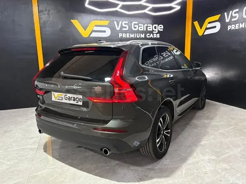 Usado Volvo XC60 Momentum 190 CV (139 kW) 2020 Gris / plata SUV