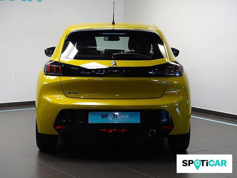 Usado Peugeot 208 Allure 100 CV (73 kW) 2020 Dorado Utilitario