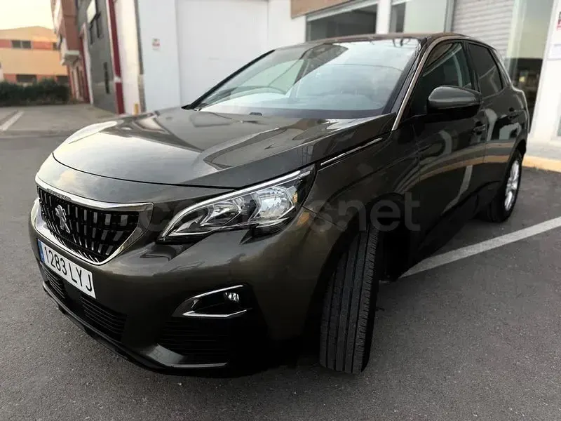 Usado Peugeot 3008 Active 131 CV (96 kW) 2020 Gris / plata SUV