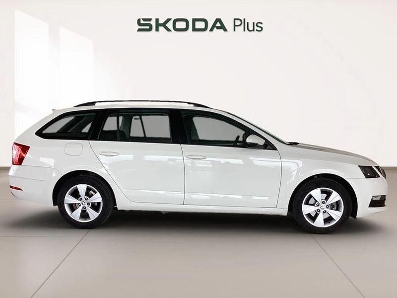 Usado Skoda Octavia Ambition 116 CV (85 kW) 2020 Blanco Familiar