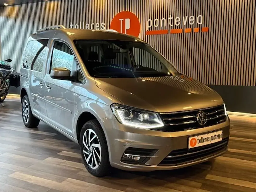 Usado VW Caddy Comfortline 150 CV (110 kW) 2018 Gris Monovolumen