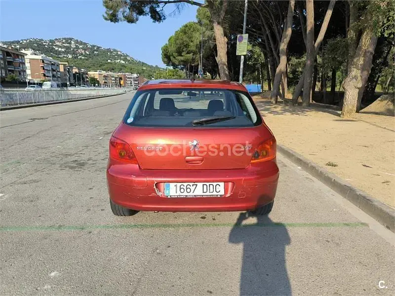 Usado Peugeot 307 110 CV (80 kW) 2004 Rojo Berlina