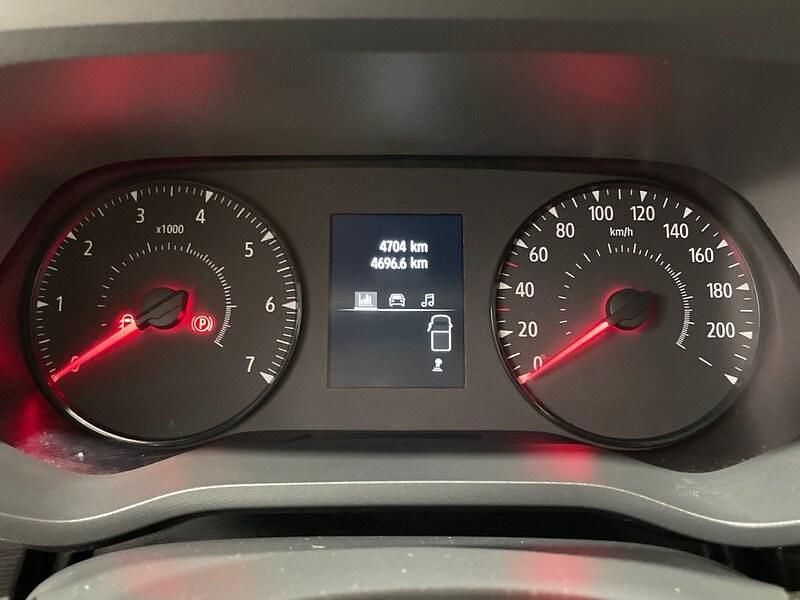 Usado Renault Trafic 110 CV (80 kW) 2025 Rojo Monovolumen