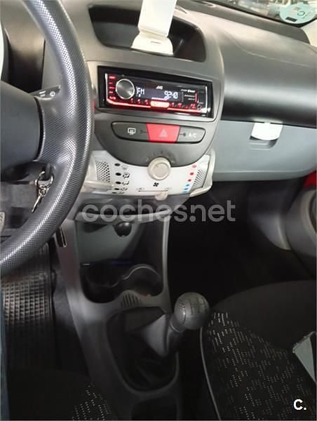 Usado Peugeot 107 68 CV (50 kW) 2011 Rojo Utilitario