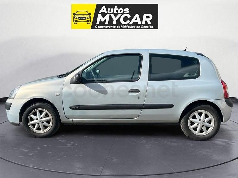 Usado Renault Clio II Privilege 75 CV (55 kW) 2004 Gris / plata Berlina
