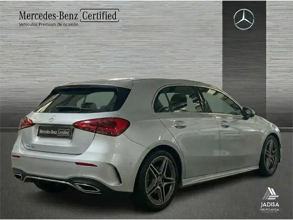 Usado Mercedes A180 AMG line 136 CV (100 kW) 2025 Gris Berlina