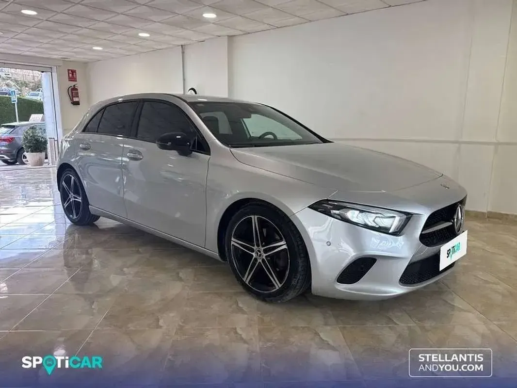 Usado Mercedes A180 116 CV (85 kW) 2019 Gris Utilitario