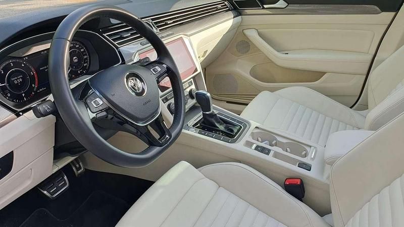 Usado VW Passat Alltrack 190 CV (139 kW) 2019 Azul Familiar