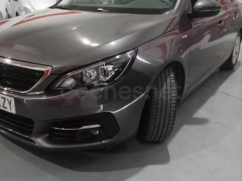 Usado Peugeot 308 Allure 110 CV (80 kW) 2019 Gris / plata Berlina