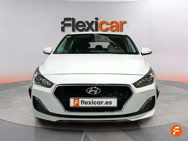 Usado Hyundai i30 120 CV (88 kW) 2018 Blanco Berlina