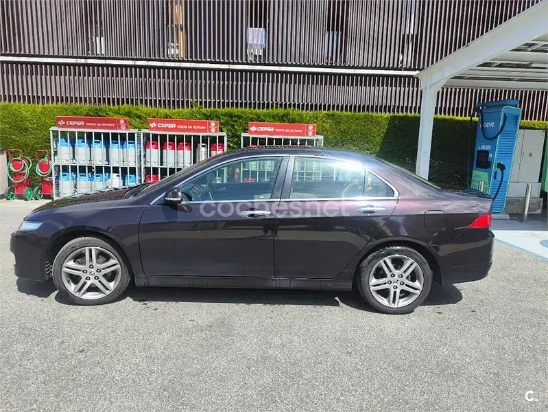 Usado Honda Accord Executive 140 CV (102 kW) 2008 Violeta / lila Berlina
