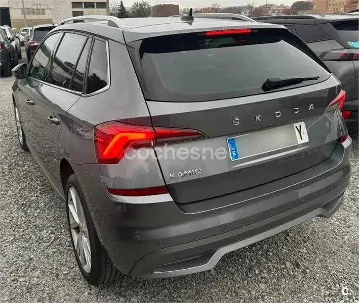 Usado Skoda Kamiq Style 110 CV (80 kW) 2022 Gris / plata SUV