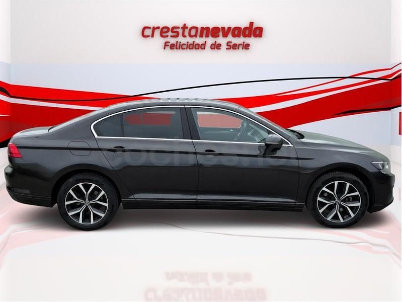 Usado VW Passat Executive 150 CV (110 kW) 2021 Gris / plata Berlina