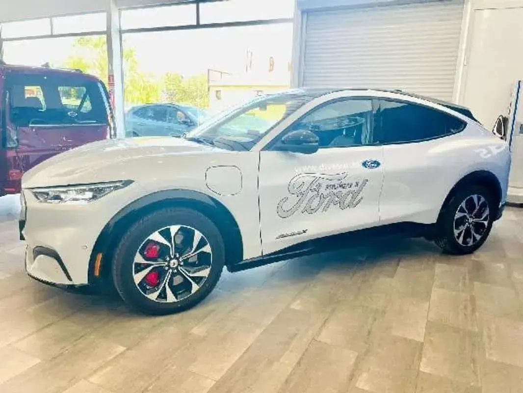 Usado Ford Mustang Mach-E Premium 258 kW (351 CV) 2023 Blanco SUV