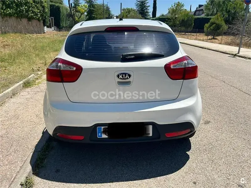 Usado Kia Rio 85 CV (62 kW) 2014 Blanco Berlina