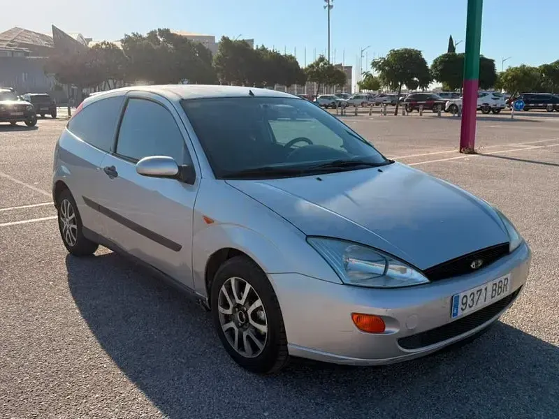 Usado Ford Focus Trend 90 CV (66 kW) 2000 Gris / plata Berlina