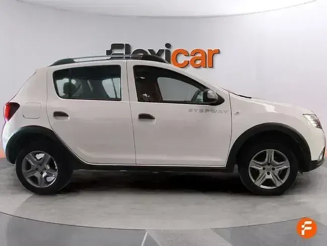 Usado Dacia Sandero Comfort 90 CV (66 kW) 2019 Blanco Berlina