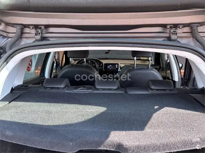 Usado Peugeot 2008 Active 92 CV (67 kW) 2015 Gris / plata SUV