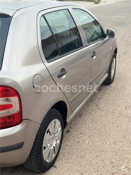 Usado Skoda Fabia 70 CV (51 kW) 2007 Gris / plata Berlina