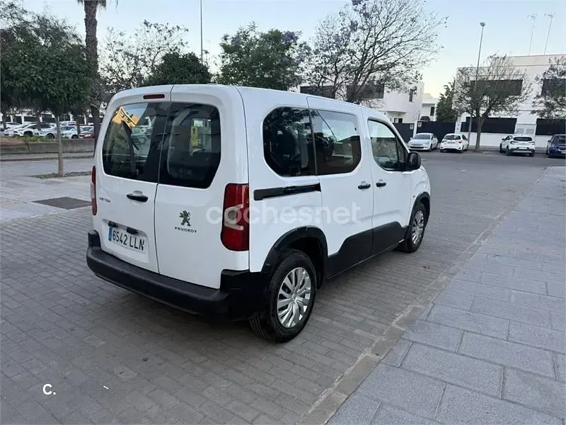 Usado Peugeot Rifter Active 130 CV (95 kW) 2021 Blanco Monovolumen