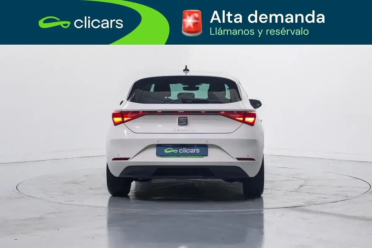 Usado Seat Leon Style 150 CV (110 kW) 2021 Blanco Berlina