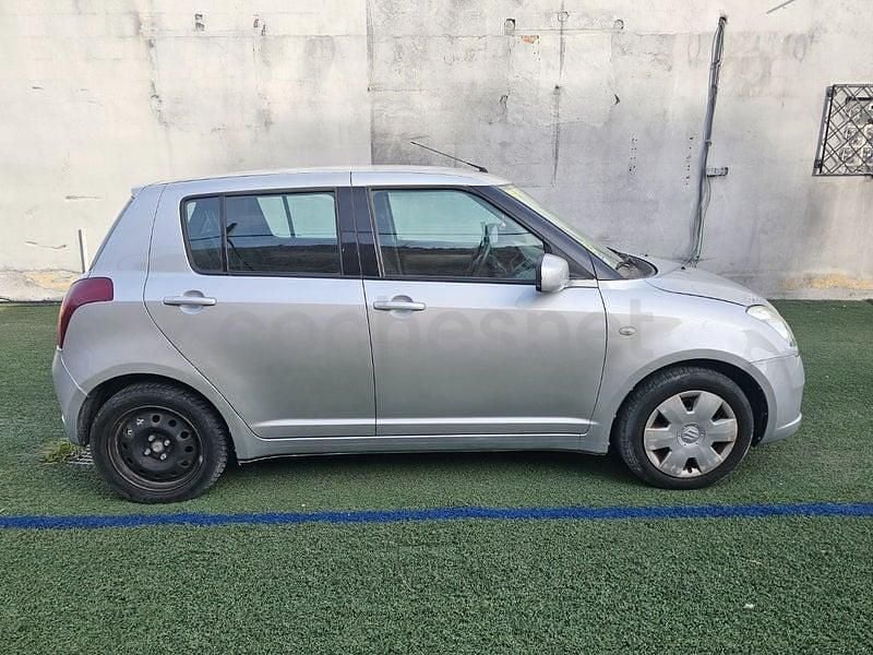Usado Suzuki Swift GL 92 CV (67 kW) 2005 Gris / plata Utilitario