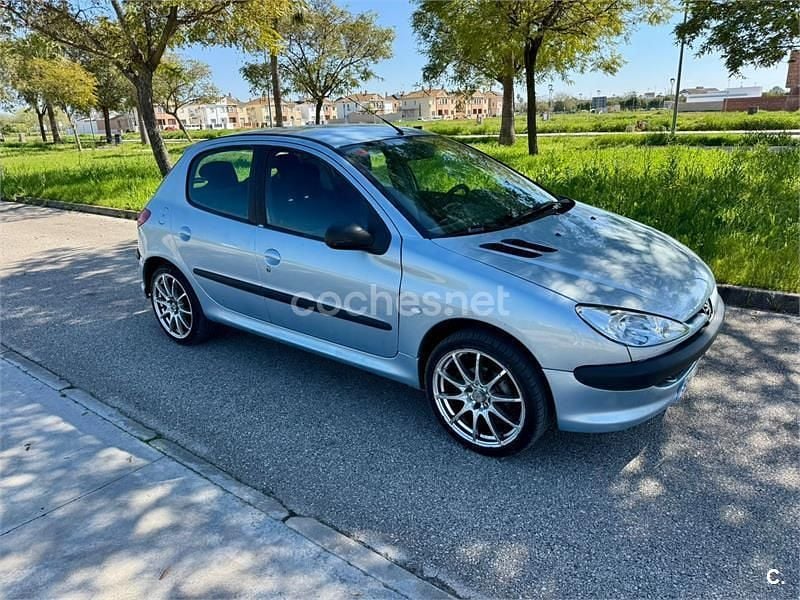 Usado Peugeot 206 70 CV (51 kW) 2004 Azul Berlina