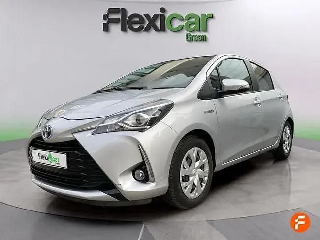 Usado Toyota Yaris Hybrid Active 100 CV (73 kW) 2019 Gris