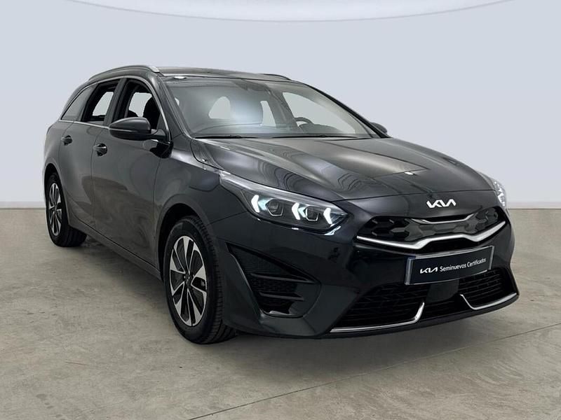 Usado Kia Ceed 141 CV (103 kW) 2024 Negro Utilitario
