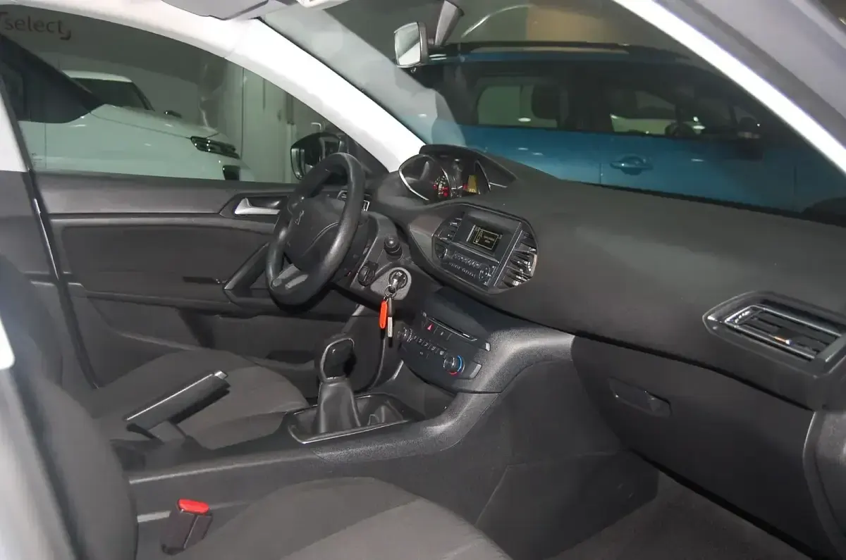 Usado Peugeot 308 SW Access 100 CV (73 kW) 2016 Gris / plata Familiar
