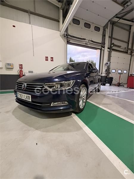 Usado VW Passat Advance 150 CV (110 kW) 2017 Azul Familiar