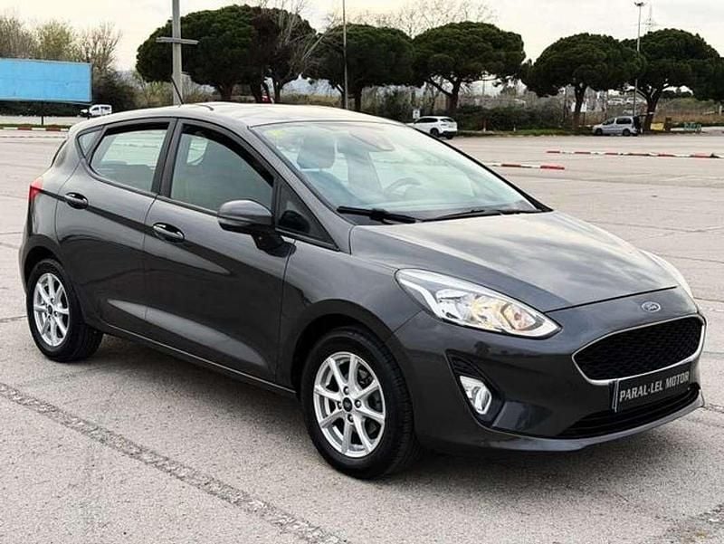 Usado Ford Fiesta 86 CV (63 kW) 2018 Gris Utilitario