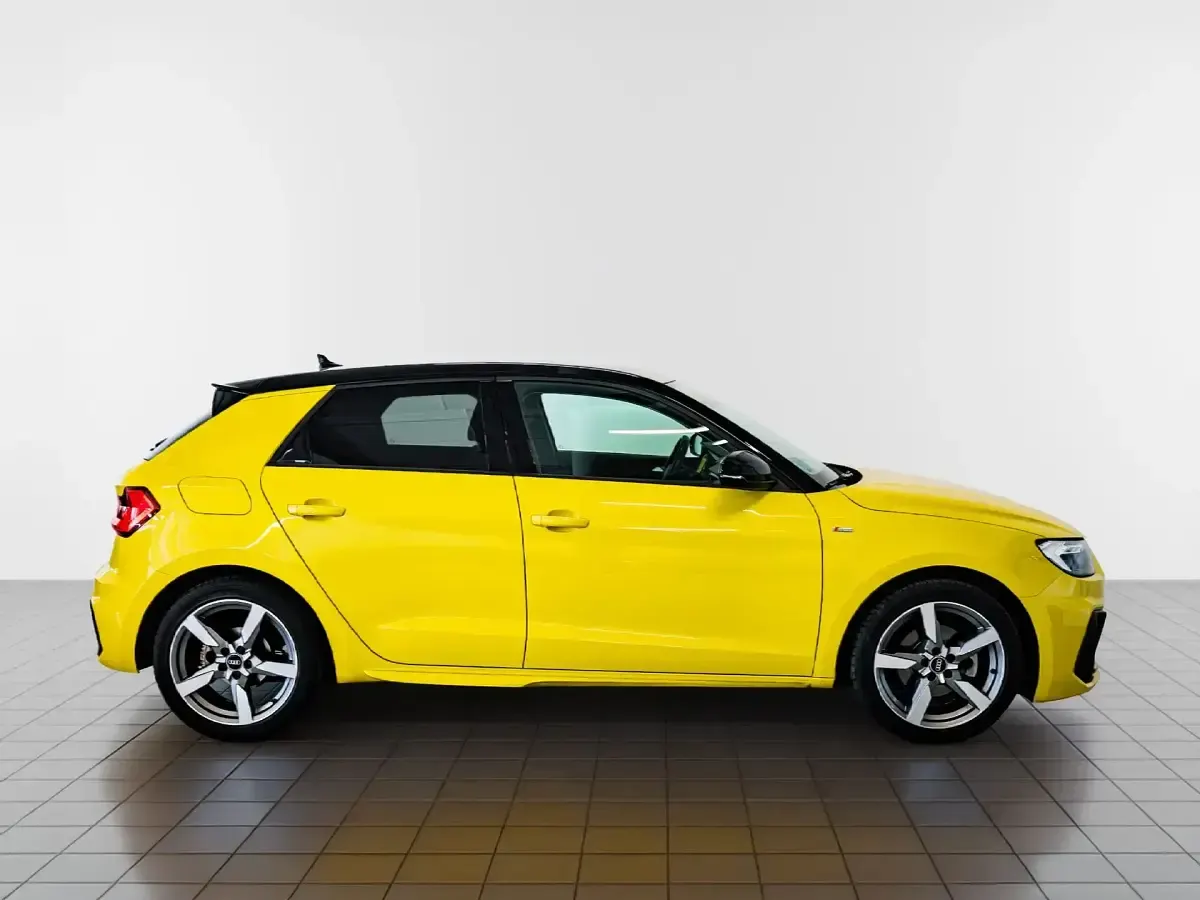Begagnad Audi A1 Sportback Black Edition 110 HK (80 kW) 2022 Gul Halvkombi