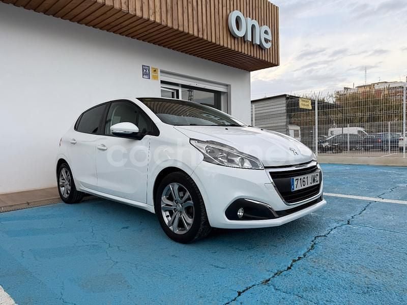 Usado Peugeot 208 Allure 120 CV (88 kW) 2015 Blanco Utilitario