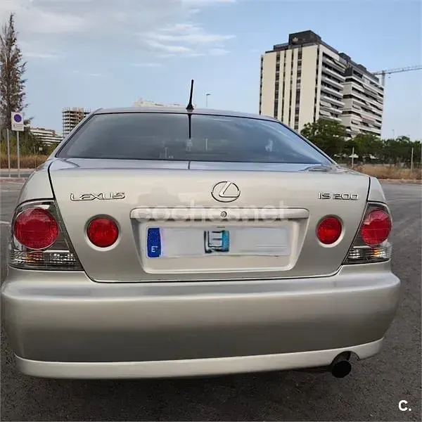 Usado Lexus IS200 Luxury Line 155 CV (114 kW) 2002 Gris / plata Berlina