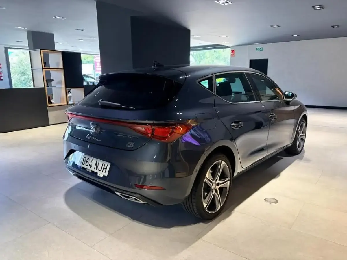 Usado Seat Leon FR 204 CV (150 kW) 2025 Gris/plata