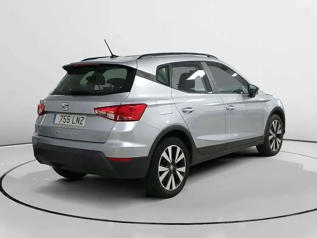 Usado Seat Arona Style 110 CV (80 kW) 2021 Gris SUV