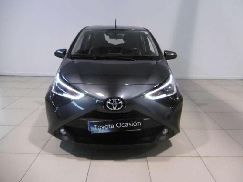 Usado Toyota Aygo X-play 72 CV (52 kW) 2020 Gris Utilitario
