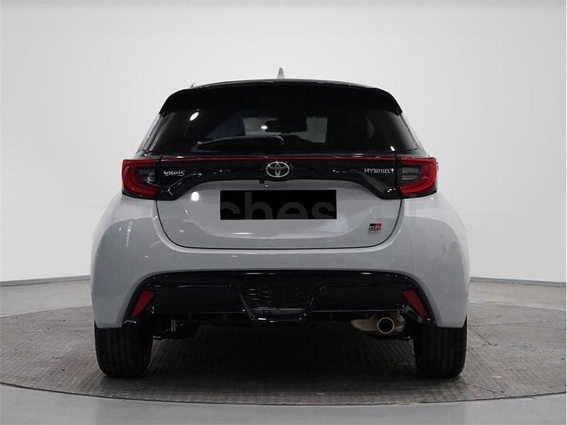 Usado Toyota Yaris Hybrid Sport 116 CV (85 kW) 2023 Gris / plata Berlina