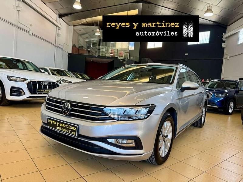 Usado VW Passat Business 122 CV (89 kW) 2021 Gris Familiar