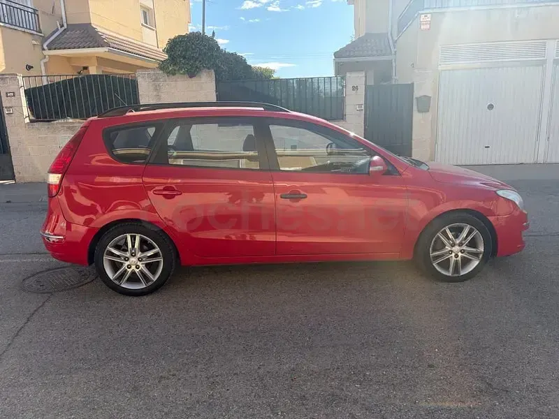 Usado Hyundai i30 Style 115 CV (84 kW) 2008 Rojo Familiar