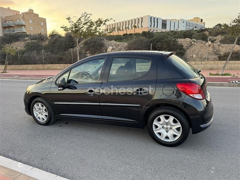 Usado Peugeot 207 Active 92 CV (67 kW) 2011 Negro Berlina