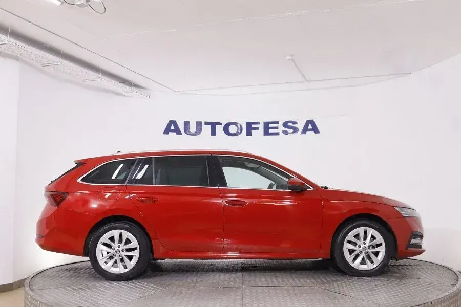 Usado Skoda Octavia Style 150 CV (110 kW) 2021 Rojo Familiar