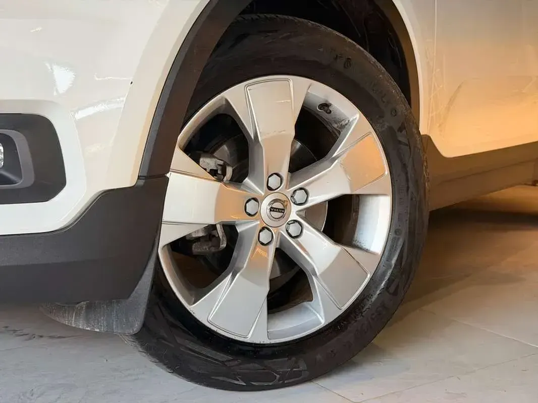 Usado Volvo XC40 Momentum 163 CV (119 kW) 2021 Blanco SUV