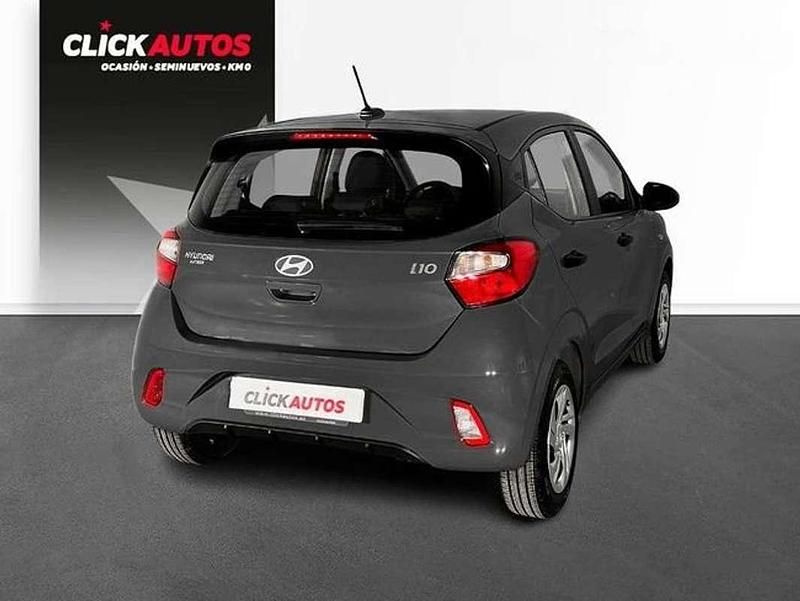 Usado Hyundai i10 67 CV (49 kW) 2024 Gris Utilitario