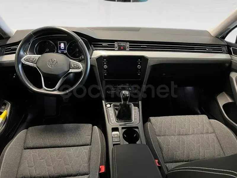 Usado VW Passat Executive 150 CV (110 kW) 2023 Gris / plata Familiar