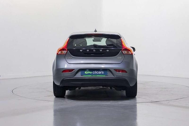 Usado Volvo V40 Momentum 120 CV (88 kW) 2018 Gris Utilitario