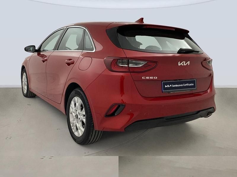 Usado Kia Ceed 100 CV (73 kW) 2023 Rojo Utilitario