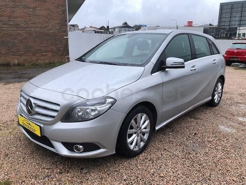 Usado Mercedes B180 122 CV (89 kW) 2013 Gris / plata Monovolumen